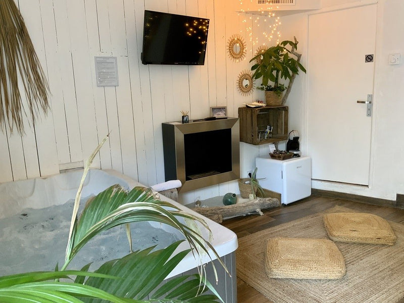 O 5 Sens - Suite Paillotte - Love’nSpa - weekend en amoureux, love rooms avec spa ou jacuzzi privatif2 de O 5 Sens - Suite Paillotte

