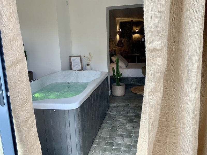 O 5 Sens - Suite Santorin - Love’nSpa - weekend en amoureux, love rooms avec spa ou jacuzzi privatif2 de O 5 Sens - Suite Santorin
