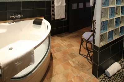 Portail en marais Poitevin - Suite Bragelogne - Love’nSpa - weekend en amoureux, love rooms avec spa ou jacuzzi privatif1 de Portail en marais Poitevin - Suite Bragelogne
