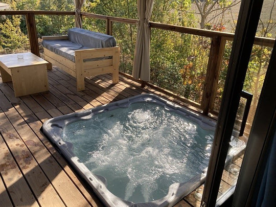 Trésors de Campagne -Lodge sur pilotis « Miel et Coton » avec jacuzzi privatif - Love’nSpa - weekend en amoureux, love rooms avec spa ou jacuzzi privatif
