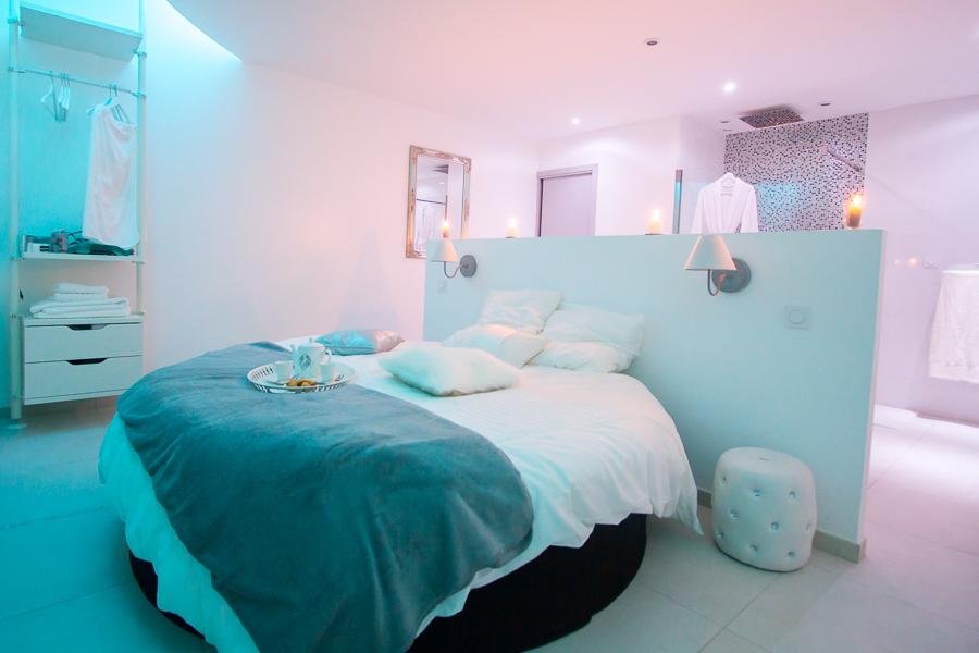 Love Loft - Le paradis Blanc - Love’nSpa - weekend en amoureux, love rooms avec spa ou jacuzzi privatif1 de Love Loft - Le paradis Blanc
